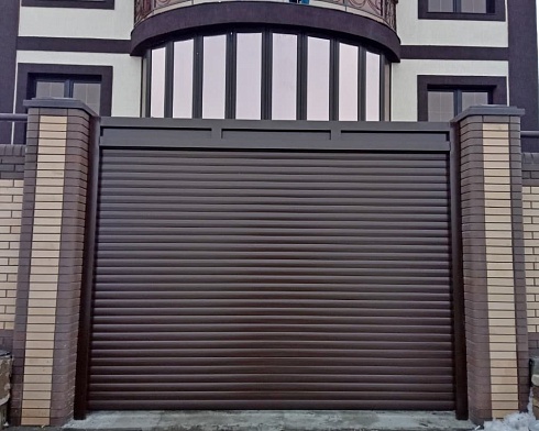 Роллетные ворота Алютех серии Prestige со сплошным алюминиевым профилем роликовой прокатки AG/77 с доставкой в Ейске 